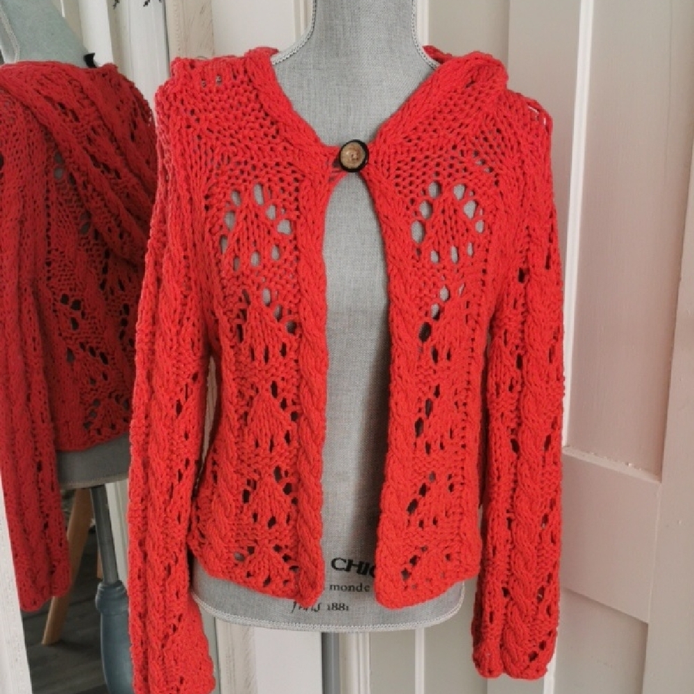 MODA International red hooded chunky cardigan with one button enclosure. L